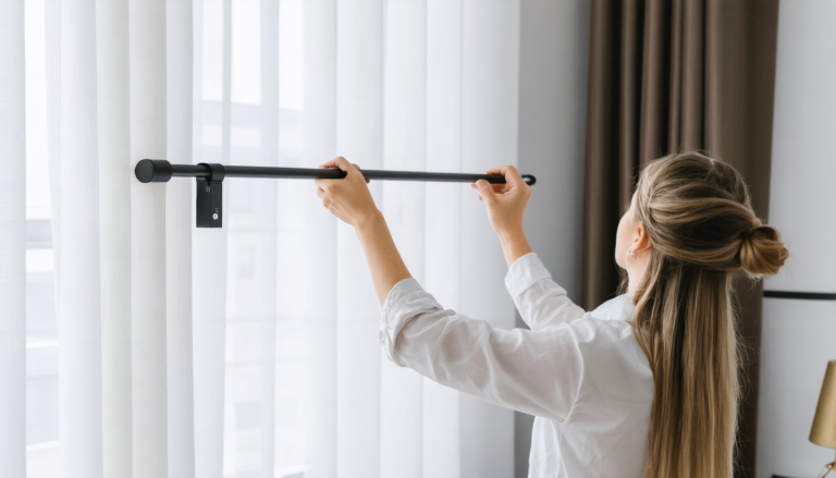 découvrez des astuces pratiques pour accrocher vos rideaux sans abîmer vos murs. apprenez à choisir les bonnes techniques et matériaux pour un résultat esthétique et sans dégâts. transformez votre intérieur avec style sans compromettre l'intégrité de vos murs!