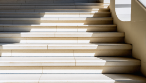 découvrez comment calculer la hauteur des marches d'un escalier en respectant les normes et dimensions recommandées pour assurer sécurité et confort.